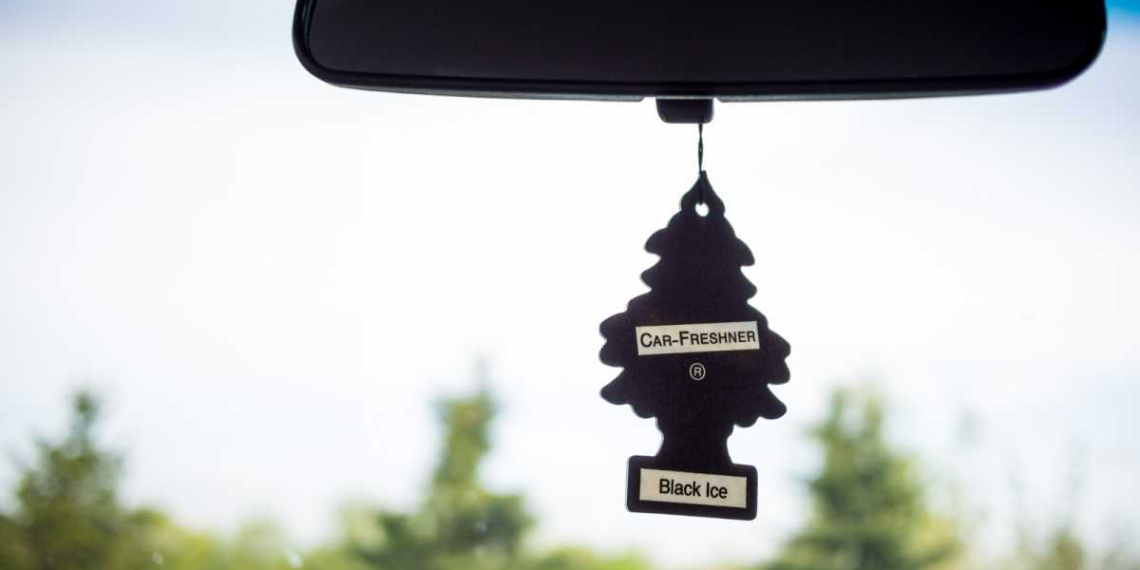 Маскировать запах бензина — идея плохая. Это может быть опасно.