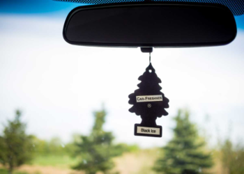 Маскировать запах бензина — идея плохая. Это может быть опасно.