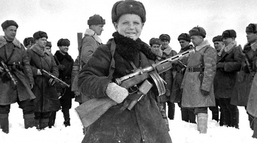 15-летний разведчик Вова Егоров с бойцами своего подразделения. Апрель 1942 г. Действующая армия.