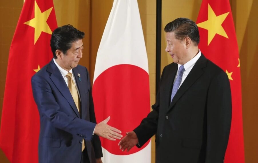 Синдзо Абэ и Си Цзиньпин. Фото: EPA-EFE