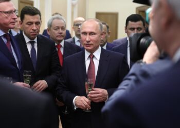 На встрече с действующими и бывшими главами регионов. Иллюстрация: Пресс-служба Кремля