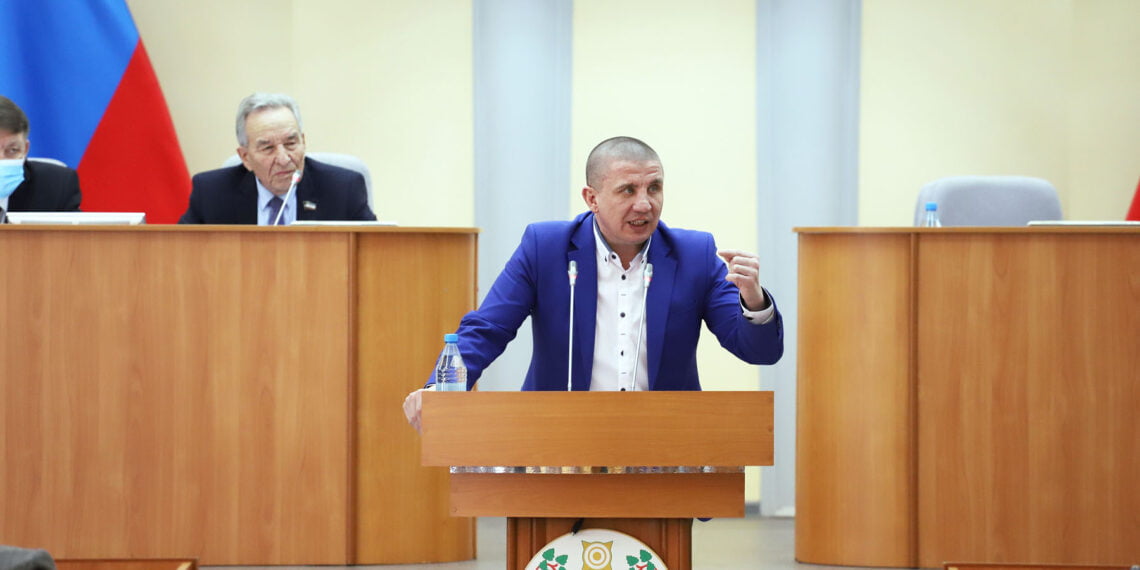 Олег Иванов выступает на сессии Верховного Совета Хакасии