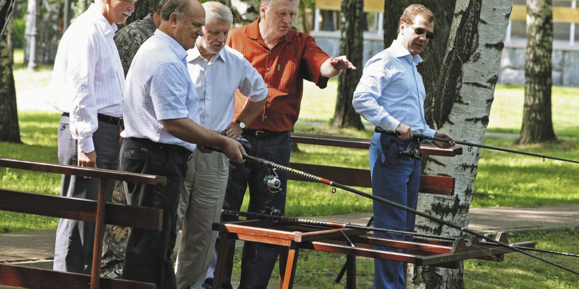 Главные политические "рыбаки" России на совместной рыбалке в резиденции Д. Медведева (фото из газеты "Известия")