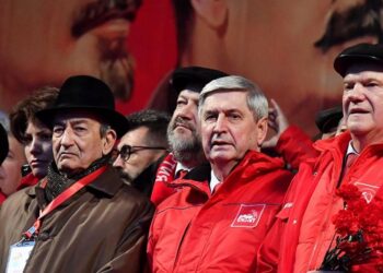 Геннадий Зюганов и Иван Мельников. Иллюстрация: Известия