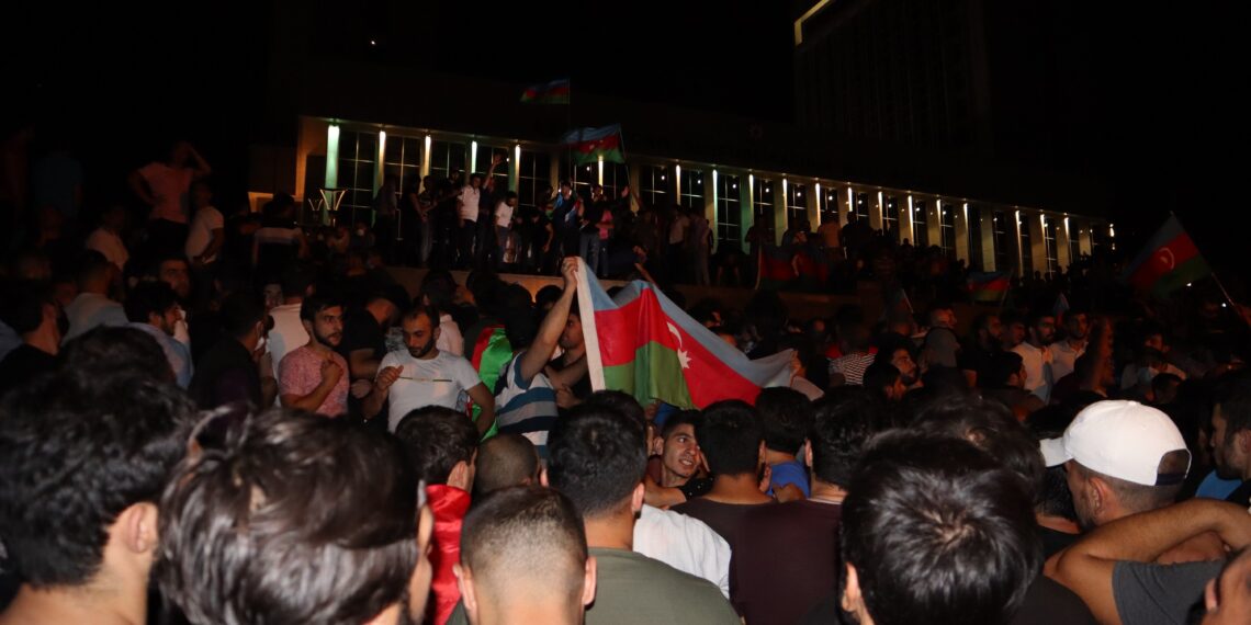 Акция протеста в Баку. Июль 2020 года. Шествие в поддержку армии обернулось погромом в парламенте