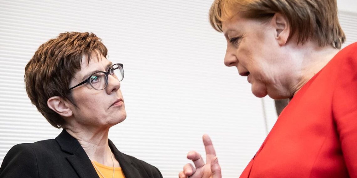 Аннегрет Крамп-Карренбауэр и Ангела Меркель. Фото: Michael Kappeler / dpa / AFP