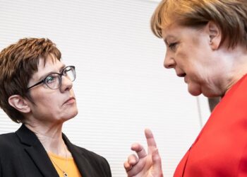 Аннегрет Крамп-Карренбауэр и Ангела Меркель. Фото: Michael Kappeler / dpa / AFP
