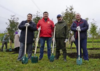 Участники акции «Сад победителей»