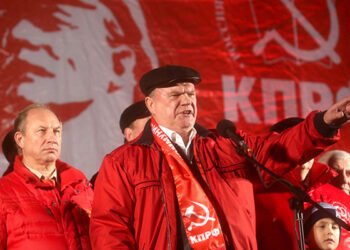 Геннадий Зюганов и первый секретарь московского городского комитета КПРФ Валерий Рашкин. Фото: Сергей Фадеичев / ТАСС