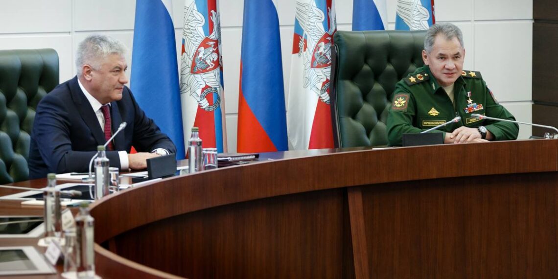 Сергей Шойгу и Владимир Колокольцев. Иллюстрация: Пресс-служба министрества обороны