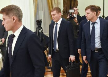 Олег Кожемяко, Валентин Коновалов и Сергей Фургал. Фото: Коммерсант