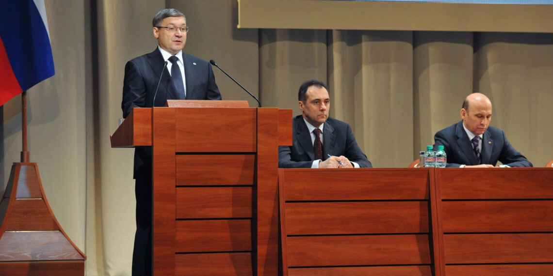 Уважаемые депутаты Тюменской областной думы!

Уважаемые почетные граждане, представители органов власти, науки, культуры, деловых кругов, местного самоуправления!

Дорогие тюменцы!

Год, прошедший со времени моего предыдущего послания, стал очередной аркой моста, соединяющего наше прошлое и наше будущее. Моста, который мы строим вместе. Безусловно, этот год принес нам новые испытания. Но я не хочу сейчас на них подробно останавливаться – мы были к ним готовы и мы их выдержали. Главный результат года в том, что региональная мобилизация, о необходимости которой я в свое время говорил, к которой призывал и которую направлял, стала свершившимся фактом. Тюмень сосредоточилась, перегруппировала силы и вышла на новую траекторию устойчивого развития. И прежде всего я хочу поблагодарить всех вас за сделанное. За то, что никто не дрогнул.

Этот год принес нам не только трудности, но и новые успехи. Смотрите, в какую впечатляющую панораму они складываются. Продолжают возникать новые и расширяться действующие промышленные производства: трубный завод "Сибгазаппарат", "Мостострой-11", "Бейкер Хьюз", завод БКУ, завод "Тюменьремдормаш", третья очередь Антипинского НПЗ, "СКМ-100", "Фармасинтез-Тюмень" и другие. Развивается ставшая уже характерной для тюменского юга нефтедобыча – три месторождения введены в эксплуатацию только в этом году. И это далеко не предел – компании "Роснефть" и "Сургутнефтегаз" постоянно открывают все новые и новые запасы. Бодро набирают обороты наши индустриальные парки – и Боровский, и Богандинский, и ДСК-500. Сеть этих очагов "новой индустриализации" мы обязательно будем расширять и дальше.

Продолжается поступательное (я бы даже сказал, наступательное) движение областного агропрома благодаря соединению усилий самих аграриев, специалистов регионального правительства и муниципалитетов. Запущена вторая очередь тепличного комплекса "Тюмень Агро" в Нариманово, закончен первый этап реконструкции и модернизации Пышминской птицефабрики, работает комплекс по выращиванию индейки компании "Абсолют Агро" в Юргинском, первая очередь молочно-товарного комплекса группы компаний "Дамате" в Голышмановском районе. Заканчивается строительство завода "АминоСиб" в Ишиме. На подходе запуск Ишимского агроиндустриального парка. Особо выделю первую очередь свинокомплекса "Сибирской аграрной группы" в Нижнетавдинском районе, который будет обеспечивать элитным племенным поголовьем всю страну, – вот достойный пример реального, а не декларативного импортозамещения. Это уже не сельское хозяйство в традиционном понимании, а полноценная индустриальная отрасль областной экономики, с высоким инвестиционным потенциалом!

Не сидят сложа руки тюменские строители. За восемь месяцев этого года строительная отрасль выросла на 10% к аналогичному периоду прошлого года. Это, конечно, не 26%, которые были в 2013 году; но и не 12% – спад 2015 года! Введено множество объектов гражданского и производственного назначения. Близится к завершению грандиозное строительство набережной Туры, заканчивается сложное благоустройство площади 400-летия Тюмени. Несмотря ни на что, продолжается строительство тюменской кольцевой автодороги – осталось пройти семь километров, и в следующем году кольцо наконец замкнется. За текущий и будущий годы еще четыре поселения соединятся с транспортной инфраструктурой области дорогами с твердым покрытием.

Есть прорывы в традиционно проблемной сфере ЖКХ. Показательно, что связаны они преимущественно с таким новым для нас механизмом государственно-частного партнерства, как концессия. Он позволяет наилучшим образом использовать высокую компетенцию частного партнера и внебюджетные инвестиции. Восемь заключенных в конце 2016 года соглашений позволили запустить назревшую реконструкцию Сумкинского и Соколовского водозаборов, очистных сооружений в Тобольске, начать модернизацию объектов теплоснабжения и водоотведения в Заводоуковске, Ишиме, Ялуторовске, Уватском районе. Совокупный объем инвестиций по этим проектам составит почти два миллиарда рублей. А теперь следующий шаг: готовится концессионное соглашение в отношении объектов централизованных систем холодного водоснабжения и водоотведения г. Тюмени с объемом финансирования почти в 20 миллиардов!

И, конечно, не могу не сказать о завершении четырехлетней программы газификации нашей области. За три предыдущих года мы построили 638 километров газораспределительных сетей. А в 2017 году средства из областного бюджета выделялись только на социальную поддержку граждан, нуждающихся в газе. Само строительство шло полностью за счет внебюджетных инвестиций. Планируемый результат этого года – еще 335 км сетей, то есть более половины от всего ранее созданного объема. Это не просто успех – это прорыв. Закономерно, что "тюменская модель" признана лучшей практикой региональной газификации в Российской Федерации.

Тюменцы много и упорно работают. Не случайно второй год подряд Тюменская область в конкурсе профессионального мастерства «Славим человека труда!» занимает первое место среди субъектов Уральского федерального округа, причем тридцать процентов победителей – наши, тюменские. Не случайно и то, что в финале V национального чемпионата "Молодые профессионалы" (WorldSkills Russia) команда региона получила медали победителей и призеров в шести компетенциях – "Преподаватель младших классов", "IT-решения для бизнеса", "Ландшафтный дизайн", "Хлебопечение", "Кирпичная кладка", "Сантехника и отопление".

Убедительной победой на международном первенстве молодых профессионалов (WorldSkills) в Абу-Даби Тюмень окончательно закрепила за собой право стать центром подготовки кадров в сфере IT и программного администрирования. Шмаков Леонид Федорович, сотрудник лаборатории Тюменского государственного университета, получил золотую медаль в номинации "Сетевое и системное администрирование".

Отдельно стоит упомянуть готовившую этот успех команду экспертов и тренеров. Это Михаил Фучко, Александр Горбачев, Руслан Гассеев, Рузиль Мухаметов.

И мы делаем все возможное для того, чтобы труд тюменцев достойно вознаграждался. 2017 год – год, отведенный на реализацию "майских указов" президента России в части повышения заработной платы основных категорий работников социальных отраслей бюджетной сферы. Установленные показатели были достигнуты, причем исключительно за счет средств областного бюджета. Не скрою, это было нелегко. Но мы нашли возможности. В свою очередь ждем от каждого из вас профессионализма, полной самоотдачи, стремления добиваться высоких результатов.

Совершенствуется и наша медицина. Информатизация здравоохранения продолжается неуклонно и уже в постоянном режиме, это один из тех процессов, которые в принципе не могут и не должны завершаться, останавливаться. Но есть и уникальные события. Это начало строительства в Тюмени многопрофильного центра по оказанию полного спектра акушерской и педиатрической медицинской помощи – огромный и очень важный инвестиционный проект объемом в три с половиной миллиарда рублей (больше иного завода), реализуемый группой компаний "Мать и дитя" при поддержке правительства области. Это и проекты поменьше, но тоже очень важные для людей, – новый филиал поликлиники в Малом Тараскуле, новый корпус тюменской городской поликлиники №17 на ул. Монтажников, отремонтированы городская поликлиника в г. Ишиме, врачебная амбулатория в с.Демьянка Уватского района, новые ФАПы в Тобольском районе. Может быть, главный успех – то, что Тюмень действительно становится медицинским центром национального значения. Мы эту задачу поставили перед собой давно. И вот пожалуйста – на всю страну прогремела история шестилетнего мальчика Семена из Москвы. В июле этого года столичные врачи, обнаружив у него гигантскую опухоль, направили Семена именно к нам, в Тюменский Федеральный центр нейрохирургии. Доктор Суфианов провел уникальную десятичасовую операцию. Детская жизнь спасена, у Семена все хорошо.

Появился шанс на полноценную жизнь и у пациентов с неизлечимыми заболеваниями почек. В этом году областной больницей №1 проведена трансплантация почки. Сегодня это уже несколько человек, получивших так необходимую им помощь здесь у нас на Тюменской земле.

Уверен, в этот ряд тюменских флагманов высококлассной медицины скоро встанет онкологический центр, который мы будем создавать в соответствии с мировыми стандартами и лучшими практиками.

У нас уже сегодня реализуются и развиваются современные технологии на базе больницы "Нефтяник" и Медицинского города. Брахитерапия, робот-ассистированные и другие операции позволяют избавляться от тяжелых заболеваний, сохраняя качество жизни. И это несомненно повышает привлекательность региона для пациентов как ближнего, так и дальнего зарубежья.

Тюменское образование – наш приоритет приоритетов – тоже взяло в этом году новые высоты. Отлично, что строятся новые и реконструируются старые школы – в тюменском микрорайоне Восточный-2, в селе Тукуз Вагайского района, а в Ишиме – сразу две. Но еще важнее то, что происходит внутри, в стенах наших школ, техникумов и университетов. А происходит много радостного.

Выпускница гимназии Тюменского государственного университета Екатерина Жигилева получила золотую медаль на Международной Менделеевской олимпиаде по химии в Казахстане и серебро на Всемирной олимпиаде школьников по химии в Таиланде. За год в полтора раза выросло количество выпускников, получивших сто баллов по итогам ЕГЭ. Учитель истории и обществознания Заводоуковской средней школы № 2 Алена Троицкая победила во Всероссийском конкурсе профессионального мастерства преподавателей истории. В разработанном Высшей школой экономики "Индексе инновационной образовательной экосистемы регионов России" мы заняли второе место, сразу после Москвы!

Поистине революционные события происходят в рамках реализации проекта "5–100" в ТюмГУ. Я обращался к этой теме в своем послании 2015 года, но действительность, похоже, превзошла все наши ожидания. Тюменский индустриальный университет преодолел полосу неурядиц и кадровой чехарды – под новым руководством он превращается в настоящий опорный вуз, в котором так нуждается наш индустриальный регион. То же можно сказать и об аграрном университете. Впрочем, тут я на минуту отвлекусь от перечисления успехов. Потому что, с другой стороны, в Тюменской медицинской академии дела идут не совсем должным образом. Насколько я понимаю, прежде всего потому, что не хватает эффективной отдачи от ее взаимодействия с практической медициной, без которого настоящего врача не выучишь и не выпустишь, да и к больным не подпустишь. Надеюсь, меня услышат, это надо исправлять, и немедленно.

Тем более что по другим направлениям мы успешно интегрируем областную систему подготовки кадров с реальными практиками и производствами. Конечно, в этом прежде всего заинтересованы крупные бизнес-партнеры нашего региона. Они приносят в образование свой корпоративный опыт, внедряют новые форматы и технологии работы. Например, дан старт проекту "Успешная школа – эффективный регион" с непосредственным участием СИБУРа, Роснефти, НОВАТЭКа. Открыто 17 профильных корпоративных классов, непосредственно на производственных площадках уже идут занятия. В сентябре 13 из 18 профессиональных образовательных организаций начали подготовку по 21 специальности из федерального перечня наиболее востребованных и перспективных профессий ТОП-50, а также по нашему собственному, отвечающему нашим нуждам перечню ТОП-регион. По результатам федерального конкурса в Тюмени создан Межрегиональный центр компетенций в области искусства, дизайна и сферы услуг.

Назову еще один момент, который мне лично представляется очень важным успехом. Я много лет говорил о том, что одними усилиями власти нельзя принципиально изменить жизнь к лучшему, что необходимо сотрудничество, соработничество власти и общества. И дело наконец пошло. Многие организации "третьего сектора" стали по-настоящему социально ориентированными. Область вошла в ТОП-10 регионов по количеству социально ориентированных некоммерческих организаций – победителей первого в 2017 году грантового конкурса президента Российской Федерации. Тюмень стала пилотной площадкой апробации проекта Федерального закона "О социальном заказе". Поддерживаю и одобряю инициативу нашего Инвестиционного агентства, открывшего Школу социального предпринимательства, причем сразу на пяти территориях области. Там начинающие и действующие предприниматели, представители социально ориентированных НКО обучатся технологиям запуска, продвижения и развития бизнес-проектов в социальной сфере, и не просто так, а с быстрым выходом на реализацию собственных замыслов.

В результате всего названного (и многого не названного) по большинству ключевых показателей социально-экономического развития есть позитивная динамика, темпы нашего роста по-прежнему превышают среднероссийские. Это относится и к промышленному производству (особенно к переработке), а с этого года и к аграрному. После кризисного спада возобновился рост реальной заработной платы и реальных располагаемых доходов населения. Оживился потребительский спрос.

А теперь расширим горизонт нашего анализа. Ведь эти успехи не возникли из ничего, не свалились на нас с небес и не случились в силу простой инерции. Успех всегда следствие принятого в свое время решения. Кстати, неуспех тоже. В этом и состоит работа политиков и управленцев, да и всех нас, – каждый день принимать те или иные решения. А решение, в свою очередь, всегда есть результат выбора. Способность выбирать и решать и делает человека человеком. Как писал выдающийся психолог и мыслитель Виктор Франкл: "В конечном счете жить означает брать на себя ответственность за выбор правильного ответа на проблемы жизни".

И вот именно о том, как мы выбираем пути нашего развития, о том, как и почему принимается то или иное решение, я хотел бы сегодня поразмыслить. Точнее, пригласить вас к совместному размышлению.

Давайте увидим всю историю земли Тюменской, от ее начала и до сегодняшнего дня, как результат многих выборов, сделанных и нашими далекими предками, и нашими дедами и отцами, и нами самими.

Я говорю о выборе первопроходцев, которые некогда предпочли сидению на печи дорогу опасностей и подвигов, и проложили ее для всех последующих поколений.

Я говорю о выборе могучего тюменского купечества, славного не только деловой хваткой, но и бесчисленными трудами благотворительности.

Я говорю о выборе, совершенном тюменцами во время Великой Отечественной войны. Фронту и Победе было отдано все возможное, включая 104 593 жизни.

Я говорю о выборе нефтяников и газовиков – тех, кто во второй половине прошлого века открыл богатства наших недр и поставил их на службу отечеству. Но не забудем и о жителях юга области, которым обеспечение плацдарма для освоения дальних "северов" далось совсем нелегко.

И, конечно, я говорю о том, что выбирали уже не наши предки, а мы сами.

В начале 2000-х годов мы сделали – и с тех пор неоднократно подтвердили – выбор в пользу сотрудничества и партнерства с входящими в состав "большой" области округами, нашими "северными братьями". Благодаря межрегиональной программе "Сотрудничество" был построен нейрохирургический центр, реконструирован аэропорт "Рощино". Тысячи "северных" пенсионеров обрели комфорт, спокойствие и заботу на юге, а в этом году к ним начали присоединяться и многодетные семьи. Автономные округа получают произведенное на юге продовольствие и оборудование. Юг – незаменимые рынки сбыта огромной емкости, а значит, доходы и рабочие места. Я хочу поблагодарить лично Наталью Владимировну Комарову и Дмитрия Николаевича Кобылкина за нашу совместную работу, направленную на развитие наших регионов в столь непростое время.

Мы выбрали стратегию диверсификации региональной экономики. Это произошло не так давно, но она уже приносит ощутимые плоды. Только один пример: по итогам первого полугодия 2017 г. лишь в восьми регионах Российской Федерации отмечен рост сразу во всех пяти основных секторах (строительство, промышленность, сельское хозяйство, розничная торговля, услуги). Тюмень среди них.

Мы выбрали сценарий инновационного развития, и вовсе не в угоду моде. Разве не были великими инноваторами наши предшественники, от воевод Мясного и Сукина, купцов Колокольникова и Текутьева до Салманова и Эрвье? Уже начала работать комплексная региональная программа развития инноваций, включающая адресные меры финансового стимулирования, образовательный и коммуникативный компоненты, институты поддержки международного трансфера технологий, а также IT-индустрии и – шире – "цифровой экономики". Впрочем, пока в рейтингах инновационной активности Тюменская область относится к числу "средне-сильных" регионов. Нас это не устраивает. Тюменцы не могут удовлетвориться статусом "средних", мы обязаны войти в группу "сильных", без каких-либо оговорок. И я уверен, мы это сделаем.

Мы решили не ждать у моря погоды, а неустанно наращивать инвестиционную привлекательность региона, насыщать область эффективно действующим капиталом. И капитал уже не первый год идет в наш регион. Около 500 позиций в областном реестре инвестиционных проектов суммарным объемом в один и шесть десятых триллиона рублей – это серьезно. Шестое место по текущему году в Национальном рейтинге состояния инвестиционного климата – это тоже серьезно. Работаем дальше, не расслабляемся! Ведь капитал текуч, как вода, он может уйти еще быстрее, чем пришел. Один момент в нашем отношении к инвестициям хочу выделить специально. Инвестиции – это капитал в широком смысле слова, не только в денежном. Финансовый эффект инвестиций, конечно, важен. Но не менее важен социальный эффект, выраженный прежде всего в рабочих местах. В 2017 году их создано более трех тысяч. Так мы и оцениваем полезность инвестиционных проектов – не просто по их денежному объему, но и по количеству новых рабочих мест, приходящихся на каждый миллион или миллиард рублей. Чем лучше эта пропорция, тем лучше для области и для ее населения.

Мы выбрали курс на "новую индустриализацию" областной экономики. 21 новый значимый инвестиционный проект будет завершен в нынешнем году – тут есть чем гордиться. Причем тем самым улучшаются как валовые показатели экономического развития области, так и его качественные, структурные характеристики. Не только гиганты, но и небольшие предприятия; не только город Тюмень, но и другие муниципальные образования; не только собственно промышленность, но и аграрный сектор; не только наш внутренний рынок, но и рынки соседних регионов, и рынок федеральный, и мировой. Мы осознанно и целеустремленно осуществляем интенсивную экспансию по всем этим векторам. Скорость движения может разниться от направления к направлению, однако его руководящий принцип остается неизменным: ни в одной отрасли областного хозяйства не допускать ни упадка предприимчивости, ни технологического застоя.

В связи с этим не могу не указать на тревожащий меня, да и не только меня, момент. Застой бывает и в головах. Такое впечатление, что многие управленцы, получившие право распоряжения предприятиями еще в 1990-е годы (и мы помним, при каких обстоятельствах это происходило), до сих пор живут теми временами и, извините за выражение, понятиями. Иногда в силу некомпетентности, иногда в порядке прямого воровства они лишают свои компании и фирмы финансовых ресурсов, перестают платить налоги и зарплаты, а потом бегут к руководству области с криком "Спасайте!", шантажируя тем, что в противном случае сотни людей окажутся на улице. Начинаем смотреть, что происходит, – оказывается, что из предприятия выводились средства годами, и самым циничным образом. Я сейчас рассказываю совершенно конкретную, реальную историю. Но она, увы, не единична. Там мы эти фокусы решительно прекратили, и в других аналогичных случаях будем прекращать со всей суровостью.

Потому что нельзя позволить, чтобы дискредитировались социальные эффекты новой индустриализации. Ведь этот процесс кардинально преображает и облик, и сам уклад жизни наших городских и сельских сообществ, модернизирует и мобилизует их, будит и приводит в движение до поры дремавшие силы. Что может быть важнее? И препятствия на пути этого процесса будут устраняться независимо от их масштаба и происхождения, невзирая на прошлые заслуги.

Между прочим, по очень похожей причине мы выбрали вариант опережающего – не догоняющего, не инерционного – развития образования, медицины, культуры, спорта, вообще всей социальной сферы. Еще недавно, несколько десятилетий назад тюменская социальная ткань была разорвана многочисленными прорехами. На многих из тех мест, где должны были бы быть институты и объекты, обеспечивающие полноту и многогранность человеческого существования, зияли пустоты и царила мерзость запустения – как в образном смысле, так и в самом что ни на есть буквальном. Теперь мы не просто придаем целостность этой ткани, не просто создаем комфортную. вдохновляющую, динамично совершенствующуюся среду обитания для всех жителей области. Мы открываем двери в будущее.

Образованная в составе Тюменского государственного университета Школа перспективных исследований (а теперь еще и Социально-гуманитарный институт); физматшкола и Школа инженерного резерва; абсолютно новаторский проект "Развитие эмоционального интеллекта ребенка"; проект "Равные возможности"; спектр информационных сервисов, повышающих эффективность соединения социальных услуг с возрастающими запросами населения области. Все это – отклики на требования современной общественной повестки. Безусловно, в этом ряду реконструкция аэропорта "Рощино", площади 400-летия Тюмени, Гилевской рощи, наши мосты, дороги и развязки, а также сотни благоустроенных скверов и дворов в городах и сельских поселениях.

Я объединяю формально очень похожие и непохожие события и достижения. И я делаю это потому, что у них всех есть общее содержательное, смысловое зерно. Все они расширяют пространство человеческих возможностей. Все они предоставляют жителям области инструменты для самостоятельного поиска своей дороги в жизни, для стремления к свету и счастью.

Обратите внимание: у всех решений, принятых в каждый из ключевых моментов тюменской истории – и давней, и совсем близкой, – были негативные альтернативы. Да что там, каждый год и даже каждый день мы могли свернуть на глухие, окольные тропы или вообще угодить в тупик. Почему мы этого не сделали? И почему я уверен, что мы этого с вами никогда и не сделаем?

Думаю, дело вот в чем. Во всех ситуациях выбора, в которых оказывались и наши предки, и мы сами, срабатывали, как я понимаю сегодня, некоторые общие, генеральные критерии принятия решений относительно нашей общей судьбы. Пожалуй, главный из них таков: каждый раз мы выбирали возможность выбрать снова. Каждый раз мы выбирали открытое будущее, то есть путь, ведущий к новым горизонтам, и, конечно, к новым вызовам и выборам. А не отдых в безопасном убежище и не оцепенение перед лицом опасности. Строки Евгения Баратынского как будто про нас писаны:

Дало две доли провидение

На выбор мудрости людской:

Или надежду и волнение,

Иль безнадежность и покой.

"Безнадежность и покой" – это совсем не по-тюменски, не правда ли?

Второй критерий тюменского выбора был известен еще Аристотелю, только вот следует ему человечество гораздо реже, чем надо бы: "Сознательный выбор невозможен ни помимо ума и мысли, ни помимо нравственных устоев". Точнее, в разных ситуациях первенство следует отдавать то голосу разума, то голосу сердца, о чем предупреждал нас тот же греческий мудрец: «При опасностях, известных заранее, выбор можно сделать по расчету и рассуждению, но при внезапных – согласно нравственным устоям». И действительно, во всех приведенных мною примерах Тюмень не обходилась ни без рационального анализа, ни без этического компаса.

И третий критерий тюменского выбора, как странно ни звучало бы это слово из уст политика, – любовь. Любовь к друг другу и к родной земле, лучшему, как мы знаем и верим, месту для полноценной жизни. Да, та самая любовь, которая не просто чувство, но могущественная сила, что "движет солнце и светила" и руководит человеческим выбором. Не случайно же в свежем "Рейтинге российских мегаполисов – 2017", составленном журналом "Русский репортер" и порталом SuperJob.ru, Тюмень заняла первое место. Ведь рейтинг этот не только замеряет отдельные параметры городской среды, но и объединяет их в интегральный "индекс любви" к родному дому. Между прочим, в рейтинг сознательно не включаются Москва и Санкт-Петербург, а его составители говорят о своем проекте так: "Фактически наш рейтинг – это лига соревнований за "третью столицу". Что ж, в этом соревновании мы выиграли. Я, впрочем, не удивлен.

Таков уж исторический стержень тюменского характера: неизбывная устремленность к вольной, гармоничной, осмысленной жизни. Жизни, проживаемой на полном и свободном дыхании. Именно страстная преданность идеалу воли помогла нашим предкам перевалить через Камень. Она сделала и их, и нас верными, горячими патриотами сибирских просторов и всей большой России, защитниками и радетелями родной земли и в делах ратных, и в делах мирных, созидательных.

Уверен, таким этот стержень остается и сегодня, когда нам тоже предстоит принять новые и, как всегда, непростые решения. Решения, рассчитанные прежде всего на собственные силы, на собственный потенциал развития, на собственную энергию роста. Назову несколько ключевых вызовов, ответы на которые должны быть даны в течение этого года.

Первый вызов. Это, конечно, объявленное сокращение объемов софинансирования федеральным центром федеральных же программ до 22%. Все остальное ложится на плечи региона. Это будет трудно, но мы сдюжим. Навык оперативного бюджетного и организационного маневра у нас есть. Он выручал нас не раз и, я уверен, выручит и сейчас. Подготовка к нему уже идет под моим личным контролем.

Второй вызов. В подобной ситуации становится как никогда важен вопрос эффективности межведомственного взаимодействия. В этом отношении у нас пока не все ладно. Вот единственный, но яркий пример: проектные офисы, о необходимости которых я говорил в прошлом году, запущены в эксплуатацию. Офисов создано уже 12. Поделюсь личным наблюдением: энергичность и результативность их работы, за редким исключением, хорошо коррелирует с одним фактором. Там, где в состав проектного офиса включены сотрудники разных рангов (и руководители, и рядовые, но перспективные работники), там, где между ними правильно распределен функционал и налажена коммуникация, дело движется неплохо. Там, где собраны одни начальники, дело большей частью топчется на месте. Современную форму управленческим процессам придали, а современного содержания в этой форме недостаточно. Потому что нет готовности подчинить собственные интересы общему делу. С этим "медленным огнем маразма", как называл такое положение вещей Александр Герцен, надо кончать. И не только в проектных офисах.

Третий вызов. Тот же "медленный огонь" все еще тлеет и в некоторых наших муниципальных образованиях. Безусловно, есть районы, как бы пробудившиеся к новой жизни: назову Ялуторовский, Юргинский, Голышмановский, Исетский, Тюменский, с некоторыми оговорками – Нижнетавдинский. В них создаются рабочие места, растут собственные доходы, соответственно, снижается дотационность. А есть районы, где еще спят. Хватит. Или вы проснетесь сами, или мы вас разбудим. Бодрящим ледяным душем.

Четвертый вызов. Перед нами в полный рост встала проблема продвижения и сбыта региональной продукции. Мы многое уже умеем производить, многому учимся – и обязательно научимся. Но продаем мы пока гораздо хуже, чем производим. Тут все наши усилия по развитию областного производства, и промышленного, и сельскохозяйственного, как будто упираются в "бутылочное горлышко". Причем сформировано оно не объективными обстоятельствами, а всего лишь дефицитом необходимых компетенций. Такой дефицит преодолим и должен быть преодолен. Есть прекрасный, полностью оправдавший себя проект "Покупаем тюменское!". Иногда хочется учредить еще один – "Продаем тюменское!", построенный как система практических тренингов и современных маркетинговых решений. Тому, кто это сделает, поддержка областного правительства гарантирована.

Пятый вызов. Он тесно связан с предыдущим. Одним из ключевых факторов экономического успеха в современном мире является логистика, то есть, простыми словами, умение оптимальным образом организовать доставку товаров и услуг от производителя к потребителю. Конечно, это исторически слабое место российского хозяйственного уклада в целом. Но тут у нас есть свое конкурентное преимущество. Ведь чем была Тюмень во времена и первого, и второго освоения Сибири, как не важнейшим логистическим хабом? И чем еще она могла быть, если к тому подталкивала сама топология торговых и транспортных путей, сам ландшафт, рельеф и климат окрестных земель? Мы и сегодня можем занять то же место в национальном и транснациональном разделении труда. Пока у нас три крупных оптово-распределительных центра – "Магнит", "Катрен" и "Х5 Ритейл Групп". Это хорошо, и для их создания была проделана огромная работа. Но этого совершенно недостаточно. Я прошу всех и от всех требую впредь рассматривать логистику как одно из приоритетных направлений развития тюменской экономики.

Шестой вызов. Возможно, благодаря тому, что 2017 год был официально объявлен Годом экологии, мы окончательно убедились, что экологическая ситуация в области – один из важнейших и труднейших для нас вызовов. Друзья мои, так жить нельзя. Если мы действительно любим Тюменскую землю, надо привести ее в порядок. Безусловно, делается много полезного. "Зеленая Весна – 2017", Всероссийский день посадки леса, "Эколята", "Молодые защитники природы", День особо охраняемых природных территорий Тюменской области – это все замечательно. Но, с одной стороны, и здесь нам нужна новая индустриализация. Она уже идет. В следующем году заработает сразу несколько мусороперерабатывающих заводов, и не только в областном центре. Кстати, тоже на условиях концессии и с частными инвестициями. С другой стороны, никакими заводами положение не исправить, если не изменится само наше человеческое, обыденное отношение к этой проблеме. Сто семьдесят три несанкционированные свалки по всей области, не считая бесчисленных подзаборных помоек, – это кто наделал, пришельцы? Это мы наделали. Как известно, даже птицы не гадят в собственном гнезде. А мы что же? Стыдно. Но за такие вещи надо, конечно, карать. Это вопрос культуры, вопрос воспитания общества, вопрос коллективной и личной ответственности.

И отсюда я перехожу к седьмому вызову, в котором особенным образом преломляются и соединяются все предыдущие. Это вопрос о роли общества, общественной инициативы. Я поднимаю его не впервые. И я буду поднимать его вновь и вновь, пока не увижу реального, не симулированного встречного движения. Симулировать-то мы умеем... Вновь приведу только один характерный пример. Общественные советы созданы, по-моему, уже при всех органах власти. Потому что так положено. Сколько из них говорит собственным голосом, сколько приносит реальную пользу? Минимум. Большей частью это ручные, карманные структуры, не столько выявляющие проблемные зоны и звенья в системе власти и управления, сколько прикрывающие их. Безусловно, нам не нужны ни площадные горлопаны, ни шептуны-доносчики. Но нам равным образом, а может быть, и еще больше вредны всегда готовые поддакнуть подхалимы. Ни в тех, ни в других нет гражданского духа. Истинная гражданственность – в конструктивной критике и в независимом креативном мышлении, направленном к общему благу. И общественные советы, и гражданские структуры в целом призваны быть для власти не ширмой, а честным зеркалом.

Я завершаю свою речь, указывая на еще одно решение, которое нам вскоре предстоит принять вместе со всей страной. Конечно, я говорю о выборах президента Российской Федерации, которые станут и выбором магистрального пути нашего дальнейшего развития. Уверен, что основания того свободного решения, которое примут тюменцы, и на этот раз окажутся теми же. Мы выберем возможность нового выбора. Мы выберем разум и совесть. Мы выберем любовь к Родине. И мы откажемся блуждать впотьмах, на задворках истории.

Итак, мы продолжаем наш путь в будущее. Он никогда не был легким, ведь мы не шли по пути наименьшего сопротивления. Не будет он легким и впредь. Но он будет путем раскрытия всего колоссального потенциала Тюменской земли и, главное, хозяев этой земли – нас, тюменцев. В дорогу, друзья! Вперед, земляки!

 

Источник: Департамент по общественным связям, коммуникациям и молодежной политике Тюменской области