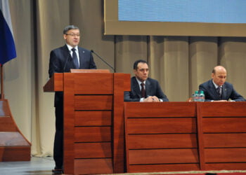 Уважаемые депутаты Тюменской областной думы!

Уважаемые почетные граждане, представители органов власти, науки, культуры, деловых кругов, местного самоуправления!

Дорогие тюменцы!

Год, прошедший со времени моего предыдущего послания, стал очередной аркой моста, соединяющего наше прошлое и наше будущее. Моста, который мы строим вместе. Безусловно, этот год принес нам новые испытания. Но я не хочу сейчас на них подробно останавливаться – мы были к ним готовы и мы их выдержали. Главный результат года в том, что региональная мобилизация, о необходимости которой я в свое время говорил, к которой призывал и которую направлял, стала свершившимся фактом. Тюмень сосредоточилась, перегруппировала силы и вышла на новую траекторию устойчивого развития. И прежде всего я хочу поблагодарить всех вас за сделанное. За то, что никто не дрогнул.

Этот год принес нам не только трудности, но и новые успехи. Смотрите, в какую впечатляющую панораму они складываются. Продолжают возникать новые и расширяться действующие промышленные производства: трубный завод "Сибгазаппарат", "Мостострой-11", "Бейкер Хьюз", завод БКУ, завод "Тюменьремдормаш", третья очередь Антипинского НПЗ, "СКМ-100", "Фармасинтез-Тюмень" и другие. Развивается ставшая уже характерной для тюменского юга нефтедобыча – три месторождения введены в эксплуатацию только в этом году. И это далеко не предел – компании "Роснефть" и "Сургутнефтегаз" постоянно открывают все новые и новые запасы. Бодро набирают обороты наши индустриальные парки – и Боровский, и Богандинский, и ДСК-500. Сеть этих очагов "новой индустриализации" мы обязательно будем расширять и дальше.

Продолжается поступательное (я бы даже сказал, наступательное) движение областного агропрома благодаря соединению усилий самих аграриев, специалистов регионального правительства и муниципалитетов. Запущена вторая очередь тепличного комплекса "Тюмень Агро" в Нариманово, закончен первый этап реконструкции и модернизации Пышминской птицефабрики, работает комплекс по выращиванию индейки компании "Абсолют Агро" в Юргинском, первая очередь молочно-товарного комплекса группы компаний "Дамате" в Голышмановском районе. Заканчивается строительство завода "АминоСиб" в Ишиме. На подходе запуск Ишимского агроиндустриального парка. Особо выделю первую очередь свинокомплекса "Сибирской аграрной группы" в Нижнетавдинском районе, который будет обеспечивать элитным племенным поголовьем всю страну, – вот достойный пример реального, а не декларативного импортозамещения. Это уже не сельское хозяйство в традиционном понимании, а полноценная индустриальная отрасль областной экономики, с высоким инвестиционным потенциалом!

Не сидят сложа руки тюменские строители. За восемь месяцев этого года строительная отрасль выросла на 10% к аналогичному периоду прошлого года. Это, конечно, не 26%, которые были в 2013 году; но и не 12% – спад 2015 года! Введено множество объектов гражданского и производственного назначения. Близится к завершению грандиозное строительство набережной Туры, заканчивается сложное благоустройство площади 400-летия Тюмени. Несмотря ни на что, продолжается строительство тюменской кольцевой автодороги – осталось пройти семь километров, и в следующем году кольцо наконец замкнется. За текущий и будущий годы еще четыре поселения соединятся с транспортной инфраструктурой области дорогами с твердым покрытием.

Есть прорывы в традиционно проблемной сфере ЖКХ. Показательно, что связаны они преимущественно с таким новым для нас механизмом государственно-частного партнерства, как концессия. Он позволяет наилучшим образом использовать высокую компетенцию частного партнера и внебюджетные инвестиции. Восемь заключенных в конце 2016 года соглашений позволили запустить назревшую реконструкцию Сумкинского и Соколовского водозаборов, очистных сооружений в Тобольске, начать модернизацию объектов теплоснабжения и водоотведения в Заводоуковске, Ишиме, Ялуторовске, Уватском районе. Совокупный объем инвестиций по этим проектам составит почти два миллиарда рублей. А теперь следующий шаг: готовится концессионное соглашение в отношении объектов централизованных систем холодного водоснабжения и водоотведения г. Тюмени с объемом финансирования почти в 20 миллиардов!

И, конечно, не могу не сказать о завершении четырехлетней программы газификации нашей области. За три предыдущих года мы построили 638 километров газораспределительных сетей. А в 2017 году средства из областного бюджета выделялись только на социальную поддержку граждан, нуждающихся в газе. Само строительство шло полностью за счет внебюджетных инвестиций. Планируемый результат этого года – еще 335 км сетей, то есть более половины от всего ранее созданного объема. Это не просто успех – это прорыв. Закономерно, что "тюменская модель" признана лучшей практикой региональной газификации в Российской Федерации.

Тюменцы много и упорно работают. Не случайно второй год подряд Тюменская область в конкурсе профессионального мастерства «Славим человека труда!» занимает первое место среди субъектов Уральского федерального округа, причем тридцать процентов победителей – наши, тюменские. Не случайно и то, что в финале V национального чемпионата "Молодые профессионалы" (WorldSkills Russia) команда региона получила медали победителей и призеров в шести компетенциях – "Преподаватель младших классов", "IT-решения для бизнеса", "Ландшафтный дизайн", "Хлебопечение", "Кирпичная кладка", "Сантехника и отопление".

Убедительной победой на международном первенстве молодых профессионалов (WorldSkills) в Абу-Даби Тюмень окончательно закрепила за собой право стать центром подготовки кадров в сфере IT и программного администрирования. Шмаков Леонид Федорович, сотрудник лаборатории Тюменского государственного университета, получил золотую медаль в номинации "Сетевое и системное администрирование".

Отдельно стоит упомянуть готовившую этот успех команду экспертов и тренеров. Это Михаил Фучко, Александр Горбачев, Руслан Гассеев, Рузиль Мухаметов.

И мы делаем все возможное для того, чтобы труд тюменцев достойно вознаграждался. 2017 год – год, отведенный на реализацию "майских указов" президента России в части повышения заработной платы основных категорий работников социальных отраслей бюджетной сферы. Установленные показатели были достигнуты, причем исключительно за счет средств областного бюджета. Не скрою, это было нелегко. Но мы нашли возможности. В свою очередь ждем от каждого из вас профессионализма, полной самоотдачи, стремления добиваться высоких результатов.

Совершенствуется и наша медицина. Информатизация здравоохранения продолжается неуклонно и уже в постоянном режиме, это один из тех процессов, которые в принципе не могут и не должны завершаться, останавливаться. Но есть и уникальные события. Это начало строительства в Тюмени многопрофильного центра по оказанию полного спектра акушерской и педиатрической медицинской помощи – огромный и очень важный инвестиционный проект объемом в три с половиной миллиарда рублей (больше иного завода), реализуемый группой компаний "Мать и дитя" при поддержке правительства области. Это и проекты поменьше, но тоже очень важные для людей, – новый филиал поликлиники в Малом Тараскуле, новый корпус тюменской городской поликлиники №17 на ул. Монтажников, отремонтированы городская поликлиника в г. Ишиме, врачебная амбулатория в с.Демьянка Уватского района, новые ФАПы в Тобольском районе. Может быть, главный успех – то, что Тюмень действительно становится медицинским центром национального значения. Мы эту задачу поставили перед собой давно. И вот пожалуйста – на всю страну прогремела история шестилетнего мальчика Семена из Москвы. В июле этого года столичные врачи, обнаружив у него гигантскую опухоль, направили Семена именно к нам, в Тюменский Федеральный центр нейрохирургии. Доктор Суфианов провел уникальную десятичасовую операцию. Детская жизнь спасена, у Семена все хорошо.

Появился шанс на полноценную жизнь и у пациентов с неизлечимыми заболеваниями почек. В этом году областной больницей №1 проведена трансплантация почки. Сегодня это уже несколько человек, получивших так необходимую им помощь здесь у нас на Тюменской земле.

Уверен, в этот ряд тюменских флагманов высококлассной медицины скоро встанет онкологический центр, который мы будем создавать в соответствии с мировыми стандартами и лучшими практиками.

У нас уже сегодня реализуются и развиваются современные технологии на базе больницы "Нефтяник" и Медицинского города. Брахитерапия, робот-ассистированные и другие операции позволяют избавляться от тяжелых заболеваний, сохраняя качество жизни. И это несомненно повышает привлекательность региона для пациентов как ближнего, так и дальнего зарубежья.

Тюменское образование – наш приоритет приоритетов – тоже взяло в этом году новые высоты. Отлично, что строятся новые и реконструируются старые школы – в тюменском микрорайоне Восточный-2, в селе Тукуз Вагайского района, а в Ишиме – сразу две. Но еще важнее то, что происходит внутри, в стенах наших школ, техникумов и университетов. А происходит много радостного.

Выпускница гимназии Тюменского государственного университета Екатерина Жигилева получила золотую медаль на Международной Менделеевской олимпиаде по химии в Казахстане и серебро на Всемирной олимпиаде школьников по химии в Таиланде. За год в полтора раза выросло количество выпускников, получивших сто баллов по итогам ЕГЭ. Учитель истории и обществознания Заводоуковской средней школы № 2 Алена Троицкая победила во Всероссийском конкурсе профессионального мастерства преподавателей истории. В разработанном Высшей школой экономики "Индексе инновационной образовательной экосистемы регионов России" мы заняли второе место, сразу после Москвы!

Поистине революционные события происходят в рамках реализации проекта "5–100" в ТюмГУ. Я обращался к этой теме в своем послании 2015 года, но действительность, похоже, превзошла все наши ожидания. Тюменский индустриальный университет преодолел полосу неурядиц и кадровой чехарды – под новым руководством он превращается в настоящий опорный вуз, в котором так нуждается наш индустриальный регион. То же можно сказать и об аграрном университете. Впрочем, тут я на минуту отвлекусь от перечисления успехов. Потому что, с другой стороны, в Тюменской медицинской академии дела идут не совсем должным образом. Насколько я понимаю, прежде всего потому, что не хватает эффективной отдачи от ее взаимодействия с практической медициной, без которого настоящего врача не выучишь и не выпустишь, да и к больным не подпустишь. Надеюсь, меня услышат, это надо исправлять, и немедленно.

Тем более что по другим направлениям мы успешно интегрируем областную систему подготовки кадров с реальными практиками и производствами. Конечно, в этом прежде всего заинтересованы крупные бизнес-партнеры нашего региона. Они приносят в образование свой корпоративный опыт, внедряют новые форматы и технологии работы. Например, дан старт проекту "Успешная школа – эффективный регион" с непосредственным участием СИБУРа, Роснефти, НОВАТЭКа. Открыто 17 профильных корпоративных классов, непосредственно на производственных площадках уже идут занятия. В сентябре 13 из 18 профессиональных образовательных организаций начали подготовку по 21 специальности из федерального перечня наиболее востребованных и перспективных профессий ТОП-50, а также по нашему собственному, отвечающему нашим нуждам перечню ТОП-регион. По результатам федерального конкурса в Тюмени создан Межрегиональный центр компетенций в области искусства, дизайна и сферы услуг.

Назову еще один момент, который мне лично представляется очень важным успехом. Я много лет говорил о том, что одними усилиями власти нельзя принципиально изменить жизнь к лучшему, что необходимо сотрудничество, соработничество власти и общества. И дело наконец пошло. Многие организации "третьего сектора" стали по-настоящему социально ориентированными. Область вошла в ТОП-10 регионов по количеству социально ориентированных некоммерческих организаций – победителей первого в 2017 году грантового конкурса президента Российской Федерации. Тюмень стала пилотной площадкой апробации проекта Федерального закона "О социальном заказе". Поддерживаю и одобряю инициативу нашего Инвестиционного агентства, открывшего Школу социального предпринимательства, причем сразу на пяти территориях области. Там начинающие и действующие предприниматели, представители социально ориентированных НКО обучатся технологиям запуска, продвижения и развития бизнес-проектов в социальной сфере, и не просто так, а с быстрым выходом на реализацию собственных замыслов.

В результате всего названного (и многого не названного) по большинству ключевых показателей социально-экономического развития есть позитивная динамика, темпы нашего роста по-прежнему превышают среднероссийские. Это относится и к промышленному производству (особенно к переработке), а с этого года и к аграрному. После кризисного спада возобновился рост реальной заработной платы и реальных располагаемых доходов населения. Оживился потребительский спрос.

А теперь расширим горизонт нашего анализа. Ведь эти успехи не возникли из ничего, не свалились на нас с небес и не случились в силу простой инерции. Успех всегда следствие принятого в свое время решения. Кстати, неуспех тоже. В этом и состоит работа политиков и управленцев, да и всех нас, – каждый день принимать те или иные решения. А решение, в свою очередь, всегда есть результат выбора. Способность выбирать и решать и делает человека человеком. Как писал выдающийся психолог и мыслитель Виктор Франкл: "В конечном счете жить означает брать на себя ответственность за выбор правильного ответа на проблемы жизни".

И вот именно о том, как мы выбираем пути нашего развития, о том, как и почему принимается то или иное решение, я хотел бы сегодня поразмыслить. Точнее, пригласить вас к совместному размышлению.

Давайте увидим всю историю земли Тюменской, от ее начала и до сегодняшнего дня, как результат многих выборов, сделанных и нашими далекими предками, и нашими дедами и отцами, и нами самими.

Я говорю о выборе первопроходцев, которые некогда предпочли сидению на печи дорогу опасностей и подвигов, и проложили ее для всех последующих поколений.

Я говорю о выборе могучего тюменского купечества, славного не только деловой хваткой, но и бесчисленными трудами благотворительности.

Я говорю о выборе, совершенном тюменцами во время Великой Отечественной войны. Фронту и Победе было отдано все возможное, включая 104 593 жизни.

Я говорю о выборе нефтяников и газовиков – тех, кто во второй половине прошлого века открыл богатства наших недр и поставил их на службу отечеству. Но не забудем и о жителях юга области, которым обеспечение плацдарма для освоения дальних "северов" далось совсем нелегко.

И, конечно, я говорю о том, что выбирали уже не наши предки, а мы сами.

В начале 2000-х годов мы сделали – и с тех пор неоднократно подтвердили – выбор в пользу сотрудничества и партнерства с входящими в состав "большой" области округами, нашими "северными братьями". Благодаря межрегиональной программе "Сотрудничество" был построен нейрохирургический центр, реконструирован аэропорт "Рощино". Тысячи "северных" пенсионеров обрели комфорт, спокойствие и заботу на юге, а в этом году к ним начали присоединяться и многодетные семьи. Автономные округа получают произведенное на юге продовольствие и оборудование. Юг – незаменимые рынки сбыта огромной емкости, а значит, доходы и рабочие места. Я хочу поблагодарить лично Наталью Владимировну Комарову и Дмитрия Николаевича Кобылкина за нашу совместную работу, направленную на развитие наших регионов в столь непростое время.

Мы выбрали стратегию диверсификации региональной экономики. Это произошло не так давно, но она уже приносит ощутимые плоды. Только один пример: по итогам первого полугодия 2017 г. лишь в восьми регионах Российской Федерации отмечен рост сразу во всех пяти основных секторах (строительство, промышленность, сельское хозяйство, розничная торговля, услуги). Тюмень среди них.

Мы выбрали сценарий инновационного развития, и вовсе не в угоду моде. Разве не были великими инноваторами наши предшественники, от воевод Мясного и Сукина, купцов Колокольникова и Текутьева до Салманова и Эрвье? Уже начала работать комплексная региональная программа развития инноваций, включающая адресные меры финансового стимулирования, образовательный и коммуникативный компоненты, институты поддержки международного трансфера технологий, а также IT-индустрии и – шире – "цифровой экономики". Впрочем, пока в рейтингах инновационной активности Тюменская область относится к числу "средне-сильных" регионов. Нас это не устраивает. Тюменцы не могут удовлетвориться статусом "средних", мы обязаны войти в группу "сильных", без каких-либо оговорок. И я уверен, мы это сделаем.

Мы решили не ждать у моря погоды, а неустанно наращивать инвестиционную привлекательность региона, насыщать область эффективно действующим капиталом. И капитал уже не первый год идет в наш регион. Около 500 позиций в областном реестре инвестиционных проектов суммарным объемом в один и шесть десятых триллиона рублей – это серьезно. Шестое место по текущему году в Национальном рейтинге состояния инвестиционного климата – это тоже серьезно. Работаем дальше, не расслабляемся! Ведь капитал текуч, как вода, он может уйти еще быстрее, чем пришел. Один момент в нашем отношении к инвестициям хочу выделить специально. Инвестиции – это капитал в широком смысле слова, не только в денежном. Финансовый эффект инвестиций, конечно, важен. Но не менее важен социальный эффект, выраженный прежде всего в рабочих местах. В 2017 году их создано более трех тысяч. Так мы и оцениваем полезность инвестиционных проектов – не просто по их денежному объему, но и по количеству новых рабочих мест, приходящихся на каждый миллион или миллиард рублей. Чем лучше эта пропорция, тем лучше для области и для ее населения.

Мы выбрали курс на "новую индустриализацию" областной экономики. 21 новый значимый инвестиционный проект будет завершен в нынешнем году – тут есть чем гордиться. Причем тем самым улучшаются как валовые показатели экономического развития области, так и его качественные, структурные характеристики. Не только гиганты, но и небольшие предприятия; не только город Тюмень, но и другие муниципальные образования; не только собственно промышленность, но и аграрный сектор; не только наш внутренний рынок, но и рынки соседних регионов, и рынок федеральный, и мировой. Мы осознанно и целеустремленно осуществляем интенсивную экспансию по всем этим векторам. Скорость движения может разниться от направления к направлению, однако его руководящий принцип остается неизменным: ни в одной отрасли областного хозяйства не допускать ни упадка предприимчивости, ни технологического застоя.

В связи с этим не могу не указать на тревожащий меня, да и не только меня, момент. Застой бывает и в головах. Такое впечатление, что многие управленцы, получившие право распоряжения предприятиями еще в 1990-е годы (и мы помним, при каких обстоятельствах это происходило), до сих пор живут теми временами и, извините за выражение, понятиями. Иногда в силу некомпетентности, иногда в порядке прямого воровства они лишают свои компании и фирмы финансовых ресурсов, перестают платить налоги и зарплаты, а потом бегут к руководству области с криком "Спасайте!", шантажируя тем, что в противном случае сотни людей окажутся на улице. Начинаем смотреть, что происходит, – оказывается, что из предприятия выводились средства годами, и самым циничным образом. Я сейчас рассказываю совершенно конкретную, реальную историю. Но она, увы, не единична. Там мы эти фокусы решительно прекратили, и в других аналогичных случаях будем прекращать со всей суровостью.

Потому что нельзя позволить, чтобы дискредитировались социальные эффекты новой индустриализации. Ведь этот процесс кардинально преображает и облик, и сам уклад жизни наших городских и сельских сообществ, модернизирует и мобилизует их, будит и приводит в движение до поры дремавшие силы. Что может быть важнее? И препятствия на пути этого процесса будут устраняться независимо от их масштаба и происхождения, невзирая на прошлые заслуги.

Между прочим, по очень похожей причине мы выбрали вариант опережающего – не догоняющего, не инерционного – развития образования, медицины, культуры, спорта, вообще всей социальной сферы. Еще недавно, несколько десятилетий назад тюменская социальная ткань была разорвана многочисленными прорехами. На многих из тех мест, где должны были бы быть институты и объекты, обеспечивающие полноту и многогранность человеческого существования, зияли пустоты и царила мерзость запустения – как в образном смысле, так и в самом что ни на есть буквальном. Теперь мы не просто придаем целостность этой ткани, не просто создаем комфортную. вдохновляющую, динамично совершенствующуюся среду обитания для всех жителей области. Мы открываем двери в будущее.

Образованная в составе Тюменского государственного университета Школа перспективных исследований (а теперь еще и Социально-гуманитарный институт); физматшкола и Школа инженерного резерва; абсолютно новаторский проект "Развитие эмоционального интеллекта ребенка"; проект "Равные возможности"; спектр информационных сервисов, повышающих эффективность соединения социальных услуг с возрастающими запросами населения области. Все это – отклики на требования современной общественной повестки. Безусловно, в этом ряду реконструкция аэропорта "Рощино", площади 400-летия Тюмени, Гилевской рощи, наши мосты, дороги и развязки, а также сотни благоустроенных скверов и дворов в городах и сельских поселениях.

Я объединяю формально очень похожие и непохожие события и достижения. И я делаю это потому, что у них всех есть общее содержательное, смысловое зерно. Все они расширяют пространство человеческих возможностей. Все они предоставляют жителям области инструменты для самостоятельного поиска своей дороги в жизни, для стремления к свету и счастью.

Обратите внимание: у всех решений, принятых в каждый из ключевых моментов тюменской истории – и давней, и совсем близкой, – были негативные альтернативы. Да что там, каждый год и даже каждый день мы могли свернуть на глухие, окольные тропы или вообще угодить в тупик. Почему мы этого не сделали? И почему я уверен, что мы этого с вами никогда и не сделаем?

Думаю, дело вот в чем. Во всех ситуациях выбора, в которых оказывались и наши предки, и мы сами, срабатывали, как я понимаю сегодня, некоторые общие, генеральные критерии принятия решений относительно нашей общей судьбы. Пожалуй, главный из них таков: каждый раз мы выбирали возможность выбрать снова. Каждый раз мы выбирали открытое будущее, то есть путь, ведущий к новым горизонтам, и, конечно, к новым вызовам и выборам. А не отдых в безопасном убежище и не оцепенение перед лицом опасности. Строки Евгения Баратынского как будто про нас писаны:

Дало две доли провидение

На выбор мудрости людской:

Или надежду и волнение,

Иль безнадежность и покой.

"Безнадежность и покой" – это совсем не по-тюменски, не правда ли?

Второй критерий тюменского выбора был известен еще Аристотелю, только вот следует ему человечество гораздо реже, чем надо бы: "Сознательный выбор невозможен ни помимо ума и мысли, ни помимо нравственных устоев". Точнее, в разных ситуациях первенство следует отдавать то голосу разума, то голосу сердца, о чем предупреждал нас тот же греческий мудрец: «При опасностях, известных заранее, выбор можно сделать по расчету и рассуждению, но при внезапных – согласно нравственным устоям». И действительно, во всех приведенных мною примерах Тюмень не обходилась ни без рационального анализа, ни без этического компаса.

И третий критерий тюменского выбора, как странно ни звучало бы это слово из уст политика, – любовь. Любовь к друг другу и к родной земле, лучшему, как мы знаем и верим, месту для полноценной жизни. Да, та самая любовь, которая не просто чувство, но могущественная сила, что "движет солнце и светила" и руководит человеческим выбором. Не случайно же в свежем "Рейтинге российских мегаполисов – 2017", составленном журналом "Русский репортер" и порталом SuperJob.ru, Тюмень заняла первое место. Ведь рейтинг этот не только замеряет отдельные параметры городской среды, но и объединяет их в интегральный "индекс любви" к родному дому. Между прочим, в рейтинг сознательно не включаются Москва и Санкт-Петербург, а его составители говорят о своем проекте так: "Фактически наш рейтинг – это лига соревнований за "третью столицу". Что ж, в этом соревновании мы выиграли. Я, впрочем, не удивлен.

Таков уж исторический стержень тюменского характера: неизбывная устремленность к вольной, гармоничной, осмысленной жизни. Жизни, проживаемой на полном и свободном дыхании. Именно страстная преданность идеалу воли помогла нашим предкам перевалить через Камень. Она сделала и их, и нас верными, горячими патриотами сибирских просторов и всей большой России, защитниками и радетелями родной земли и в делах ратных, и в делах мирных, созидательных.

Уверен, таким этот стержень остается и сегодня, когда нам тоже предстоит принять новые и, как всегда, непростые решения. Решения, рассчитанные прежде всего на собственные силы, на собственный потенциал развития, на собственную энергию роста. Назову несколько ключевых вызовов, ответы на которые должны быть даны в течение этого года.

Первый вызов. Это, конечно, объявленное сокращение объемов софинансирования федеральным центром федеральных же программ до 22%. Все остальное ложится на плечи региона. Это будет трудно, но мы сдюжим. Навык оперативного бюджетного и организационного маневра у нас есть. Он выручал нас не раз и, я уверен, выручит и сейчас. Подготовка к нему уже идет под моим личным контролем.

Второй вызов. В подобной ситуации становится как никогда важен вопрос эффективности межведомственного взаимодействия. В этом отношении у нас пока не все ладно. Вот единственный, но яркий пример: проектные офисы, о необходимости которых я говорил в прошлом году, запущены в эксплуатацию. Офисов создано уже 12. Поделюсь личным наблюдением: энергичность и результативность их работы, за редким исключением, хорошо коррелирует с одним фактором. Там, где в состав проектного офиса включены сотрудники разных рангов (и руководители, и рядовые, но перспективные работники), там, где между ними правильно распределен функционал и налажена коммуникация, дело движется неплохо. Там, где собраны одни начальники, дело большей частью топчется на месте. Современную форму управленческим процессам придали, а современного содержания в этой форме недостаточно. Потому что нет готовности подчинить собственные интересы общему делу. С этим "медленным огнем маразма", как называл такое положение вещей Александр Герцен, надо кончать. И не только в проектных офисах.

Третий вызов. Тот же "медленный огонь" все еще тлеет и в некоторых наших муниципальных образованиях. Безусловно, есть районы, как бы пробудившиеся к новой жизни: назову Ялуторовский, Юргинский, Голышмановский, Исетский, Тюменский, с некоторыми оговорками – Нижнетавдинский. В них создаются рабочие места, растут собственные доходы, соответственно, снижается дотационность. А есть районы, где еще спят. Хватит. Или вы проснетесь сами, или мы вас разбудим. Бодрящим ледяным душем.

Четвертый вызов. Перед нами в полный рост встала проблема продвижения и сбыта региональной продукции. Мы многое уже умеем производить, многому учимся – и обязательно научимся. Но продаем мы пока гораздо хуже, чем производим. Тут все наши усилия по развитию областного производства, и промышленного, и сельскохозяйственного, как будто упираются в "бутылочное горлышко". Причем сформировано оно не объективными обстоятельствами, а всего лишь дефицитом необходимых компетенций. Такой дефицит преодолим и должен быть преодолен. Есть прекрасный, полностью оправдавший себя проект "Покупаем тюменское!". Иногда хочется учредить еще один – "Продаем тюменское!", построенный как система практических тренингов и современных маркетинговых решений. Тому, кто это сделает, поддержка областного правительства гарантирована.

Пятый вызов. Он тесно связан с предыдущим. Одним из ключевых факторов экономического успеха в современном мире является логистика, то есть, простыми словами, умение оптимальным образом организовать доставку товаров и услуг от производителя к потребителю. Конечно, это исторически слабое место российского хозяйственного уклада в целом. Но тут у нас есть свое конкурентное преимущество. Ведь чем была Тюмень во времена и первого, и второго освоения Сибири, как не важнейшим логистическим хабом? И чем еще она могла быть, если к тому подталкивала сама топология торговых и транспортных путей, сам ландшафт, рельеф и климат окрестных земель? Мы и сегодня можем занять то же место в национальном и транснациональном разделении труда. Пока у нас три крупных оптово-распределительных центра – "Магнит", "Катрен" и "Х5 Ритейл Групп". Это хорошо, и для их создания была проделана огромная работа. Но этого совершенно недостаточно. Я прошу всех и от всех требую впредь рассматривать логистику как одно из приоритетных направлений развития тюменской экономики.

Шестой вызов. Возможно, благодаря тому, что 2017 год был официально объявлен Годом экологии, мы окончательно убедились, что экологическая ситуация в области – один из важнейших и труднейших для нас вызовов. Друзья мои, так жить нельзя. Если мы действительно любим Тюменскую землю, надо привести ее в порядок. Безусловно, делается много полезного. "Зеленая Весна – 2017", Всероссийский день посадки леса, "Эколята", "Молодые защитники природы", День особо охраняемых природных территорий Тюменской области – это все замечательно. Но, с одной стороны, и здесь нам нужна новая индустриализация. Она уже идет. В следующем году заработает сразу несколько мусороперерабатывающих заводов, и не только в областном центре. Кстати, тоже на условиях концессии и с частными инвестициями. С другой стороны, никакими заводами положение не исправить, если не изменится само наше человеческое, обыденное отношение к этой проблеме. Сто семьдесят три несанкционированные свалки по всей области, не считая бесчисленных подзаборных помоек, – это кто наделал, пришельцы? Это мы наделали. Как известно, даже птицы не гадят в собственном гнезде. А мы что же? Стыдно. Но за такие вещи надо, конечно, карать. Это вопрос культуры, вопрос воспитания общества, вопрос коллективной и личной ответственности.

И отсюда я перехожу к седьмому вызову, в котором особенным образом преломляются и соединяются все предыдущие. Это вопрос о роли общества, общественной инициативы. Я поднимаю его не впервые. И я буду поднимать его вновь и вновь, пока не увижу реального, не симулированного встречного движения. Симулировать-то мы умеем... Вновь приведу только один характерный пример. Общественные советы созданы, по-моему, уже при всех органах власти. Потому что так положено. Сколько из них говорит собственным голосом, сколько приносит реальную пользу? Минимум. Большей частью это ручные, карманные структуры, не столько выявляющие проблемные зоны и звенья в системе власти и управления, сколько прикрывающие их. Безусловно, нам не нужны ни площадные горлопаны, ни шептуны-доносчики. Но нам равным образом, а может быть, и еще больше вредны всегда готовые поддакнуть подхалимы. Ни в тех, ни в других нет гражданского духа. Истинная гражданственность – в конструктивной критике и в независимом креативном мышлении, направленном к общему благу. И общественные советы, и гражданские структуры в целом призваны быть для власти не ширмой, а честным зеркалом.

Я завершаю свою речь, указывая на еще одно решение, которое нам вскоре предстоит принять вместе со всей страной. Конечно, я говорю о выборах президента Российской Федерации, которые станут и выбором магистрального пути нашего дальнейшего развития. Уверен, что основания того свободного решения, которое примут тюменцы, и на этот раз окажутся теми же. Мы выберем возможность нового выбора. Мы выберем разум и совесть. Мы выберем любовь к Родине. И мы откажемся блуждать впотьмах, на задворках истории.

Итак, мы продолжаем наш путь в будущее. Он никогда не был легким, ведь мы не шли по пути наименьшего сопротивления. Не будет он легким и впредь. Но он будет путем раскрытия всего колоссального потенциала Тюменской земли и, главное, хозяев этой земли – нас, тюменцев. В дорогу, друзья! Вперед, земляки!

 

Источник: Департамент по общественным связям, коммуникациям и молодежной политике Тюменской области