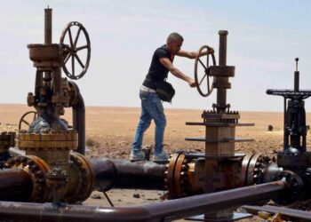 Нефть и вентиль. Фото: AFP