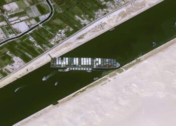 Суэцкий канал, заблокированный судном Ever Given, которое село на мель. 25 марта 2021 года.