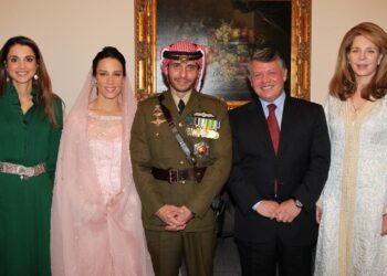 Король Абдалла II и принц Хамза с женами. Фото: commercesandco.com