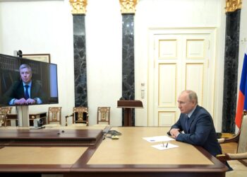 Владимир Путин в ходе встречи с Алексеем Русских. Фото: kremlin.ru