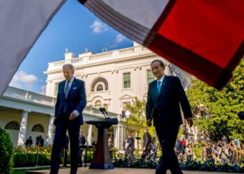 Джозеф Байден и Ёсихидэ Суга. Фото: AP