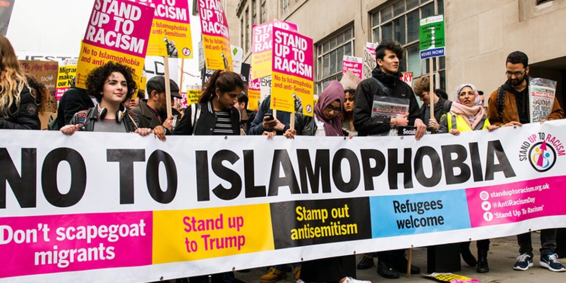 Акция протеста против исламофобии. Фото: John Gomez / Shutterstock