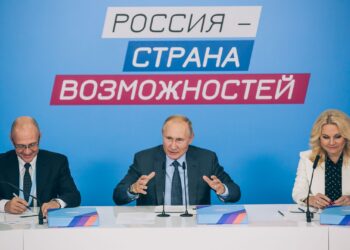 Сергей Кириенко, Владимир Путин и Татьяна Голикова. Фото: пресс-служба АНО «Россия — страна возможностей»