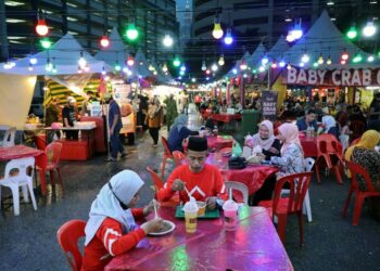 Вечерний приём пищи во время месяца Рамадан в Куала-Лумпуре. Фото: Reuters