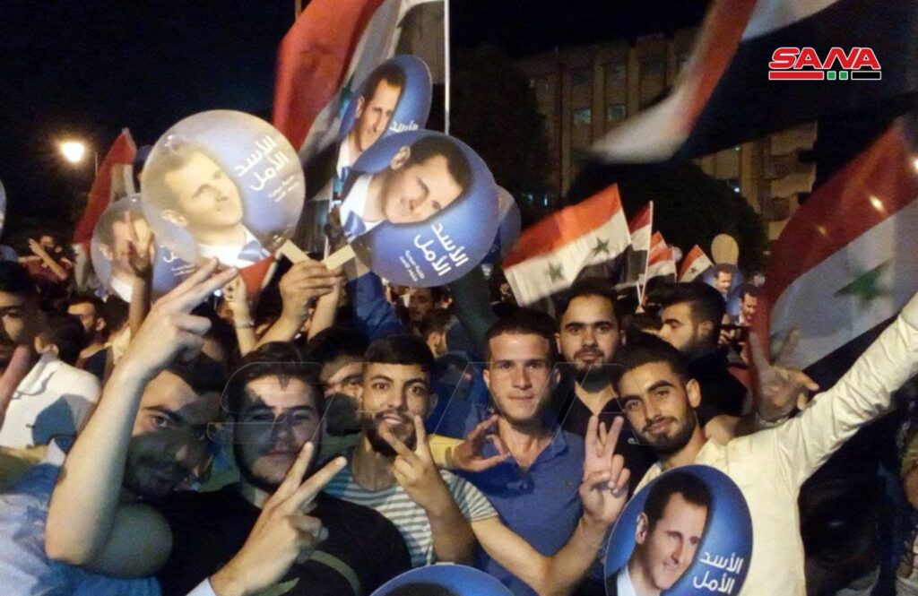 Жители Хомса празднуют победу Башара Асада