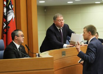 Алексей Шапошников, Степан Орлов и Евгений Ступин на заседании Мосгордумы. Фото: duma.mos.ru