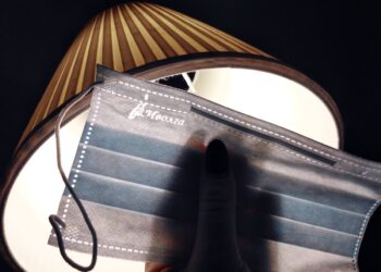 Маска и свет. Фото: Twitter