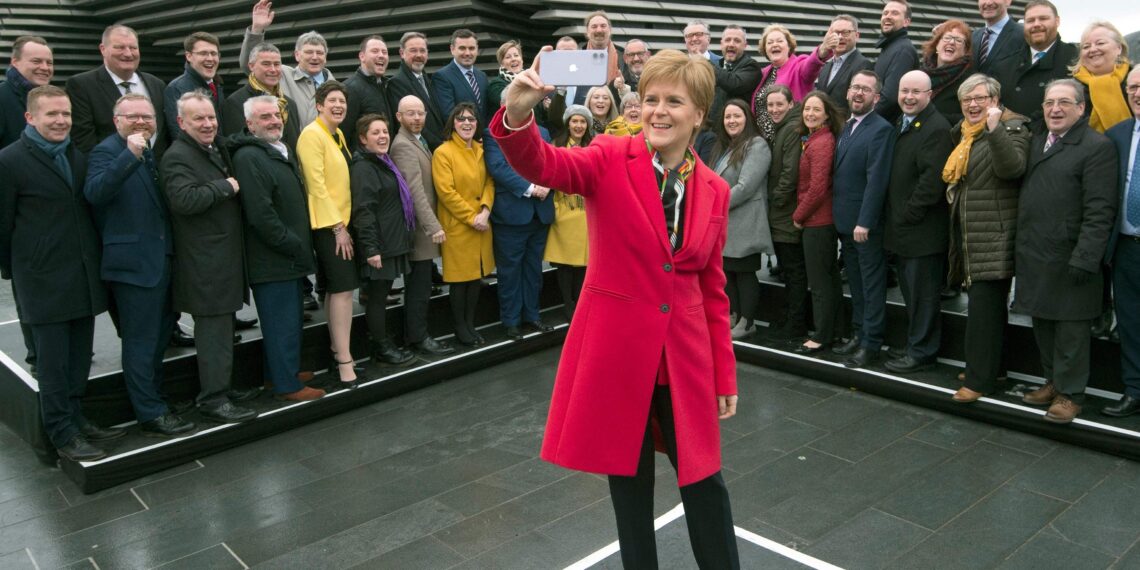 Никола Стерджен и однопартийцы. Фото: edinburghnews.scotsman.com