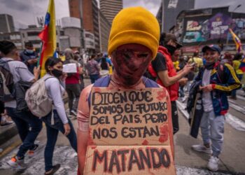 Протесты в Боготе. Надпись на плакате: «Они говорят, что мы – будущее страны, но они нас убивают». 5 мая 2021 года. Фото: Getty images