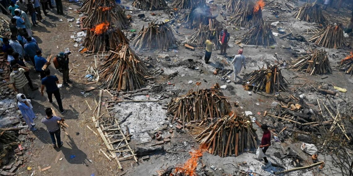 Погребальные костры в Нью-Дели. 27 апреля 2021 года. Фото: Prakash Singh/AFP/Getty Images