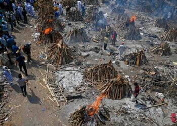 Погребальные костры в Нью-Дели. 27 апреля 2021 года. Фото: Prakash Singh/AFP/Getty Images