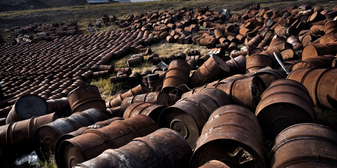 Бочки под нефтепродукты. Ямал. Фото: открытые источники.