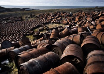 Бочки под нефтепродукты. Ямал. Фото: открытые источники.