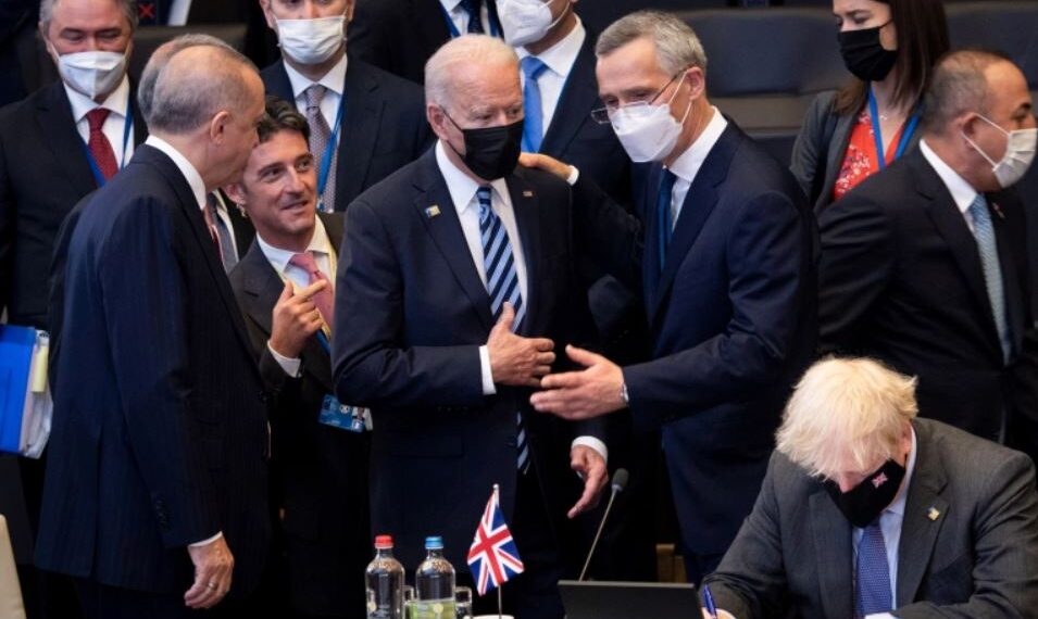 Перед пленарным заседанием на саммите НАТО. Фото: Reuters