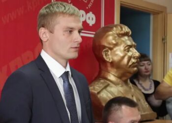 Валентин Коновалов рядом с бюстом Иосифа Сталина. Фото: pulse19.ru