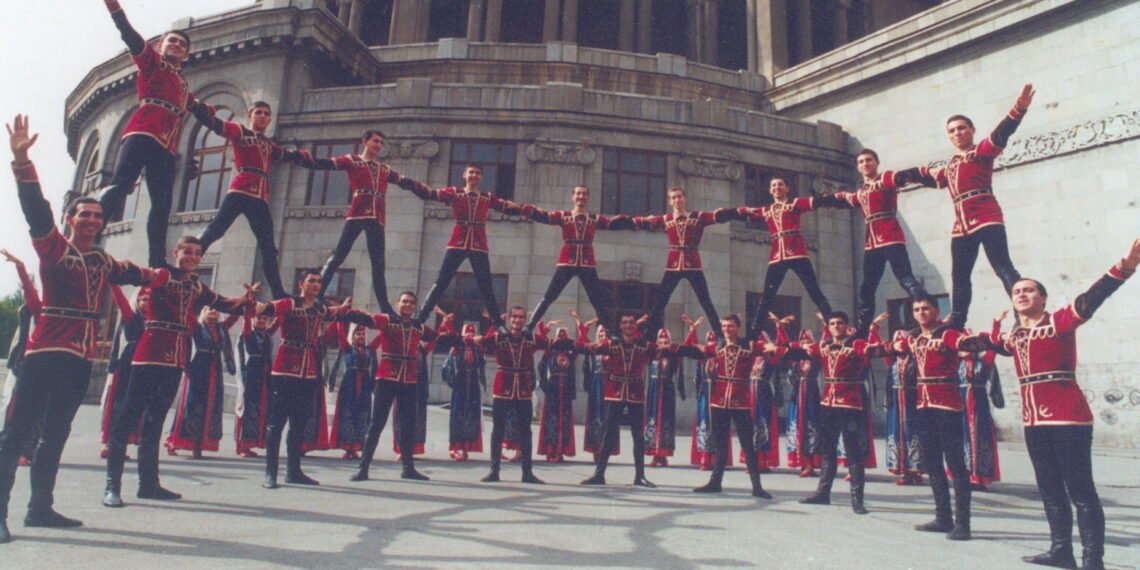 Танцевальная группа из Ереванского университета. Фото: leprogres.fr