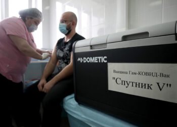 Мужчина во время вакцинации от коронавируса вакциной «Спутник V». Фото: Валерий Шарифулин / ТАСС