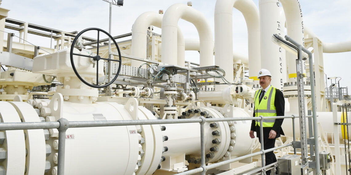 Ильхам Алиев и его труба. Фото: azertag.az