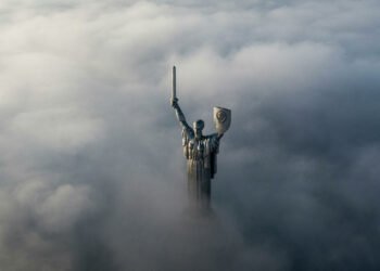 Памятник «Родина-мать» в Киеве на правом берегу Днепра. Фото: Evgeniy Maloletka / AP Photo