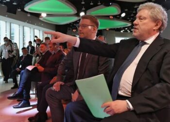 Николай Рыбаков и Григорий Явлинский. Фото: Дмитрий Духанин / Коммерсант