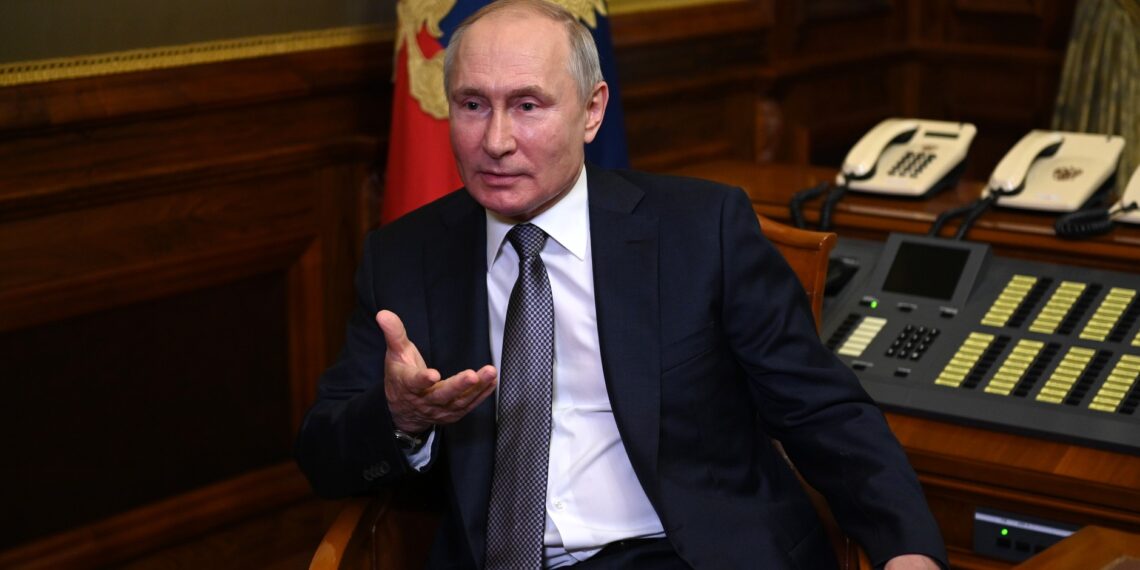 Владимир Путин ответил на вопросы о статье «Об историческом единстве русских и украинцев». Фото: kremlin.ru