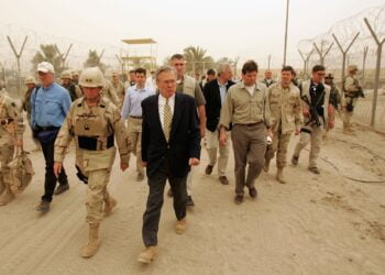 Рамсфельд посетил тюрьму Абу-Грейб недалеко от Багдада после скандала, связанного с жестоким обращением с заключенными. 2004 год. Фото: Getty Images