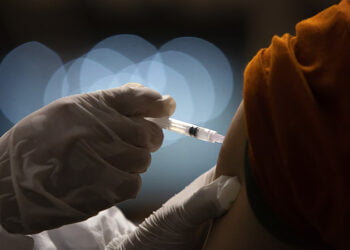 Обязательная вакцинация. Фото: Afriadi Hikmal/NurPhoto via Getty Images