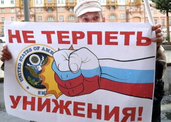 Участник митинга КПРФ против враждебных действий американского руководства в отношении России у посольства США в Москве. Фото: Вячеслав Прокофьев/ТАСС