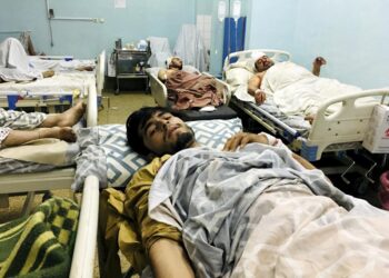 Раненные афганцы от взрывов в Кабуле. Фото: AP