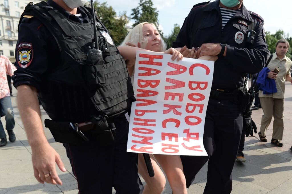 Задержание девушки с плакатом «Свободу Алексею Навальному» на акции КПРФ в Москве. 14 августа 2021 года.