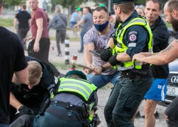 Столкновение протестующих с полицией в Вильнюсе. Фото: delfi.lt