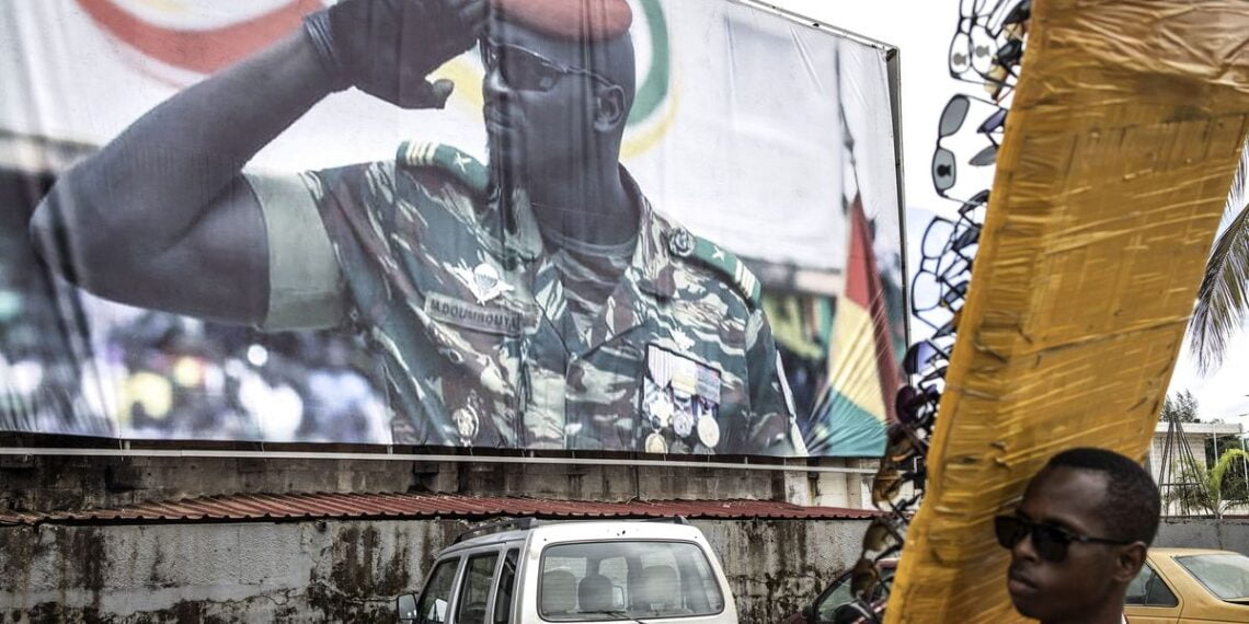 Плакат с подполковником Мамади Думбуя