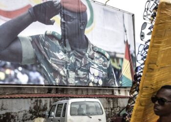 Плакат с подполковником Мамади Думбуя